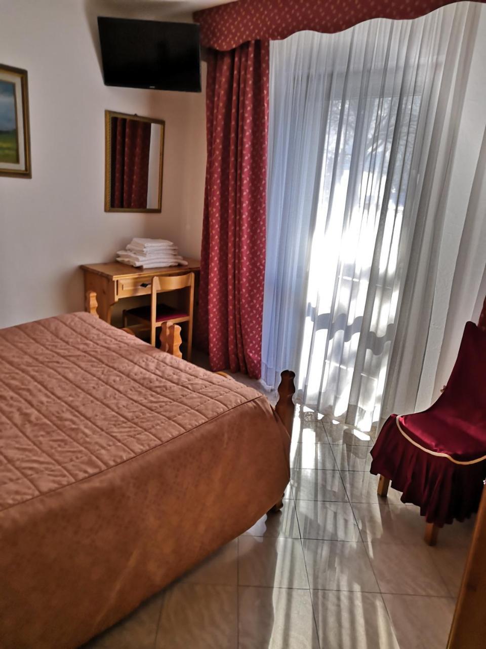Albergo Diana チェッレート・ラーギ エクステリア 写真